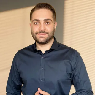 Mehdi, Salgsrådgiver og chef for marketing og salg